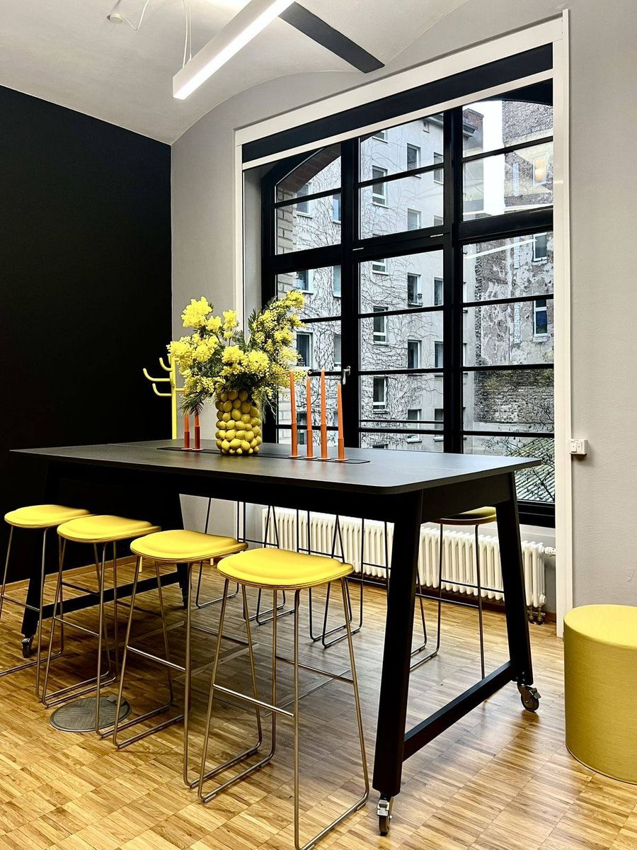 Stehtisch mit Barhockern für informelle Gespräche