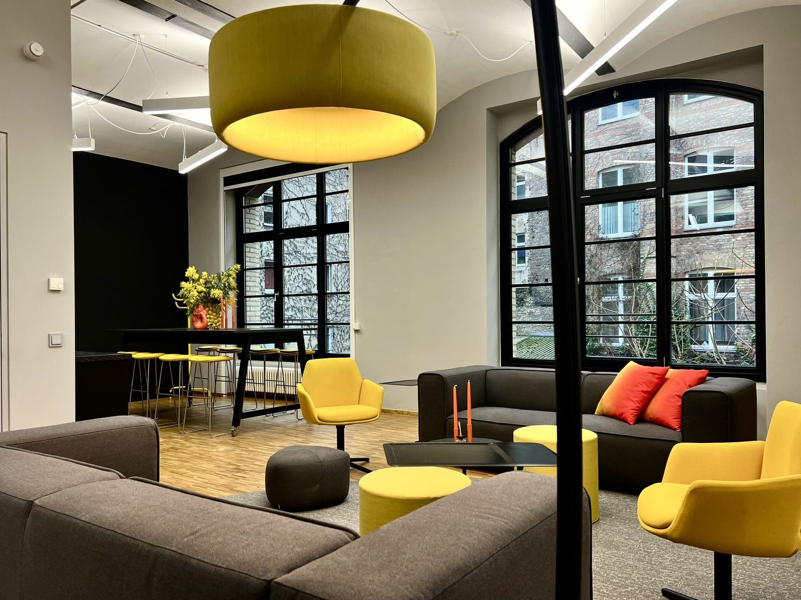 Amberra HQ Berlin: Workplace Design in historischem Gewölbegebäude mit offener Halle