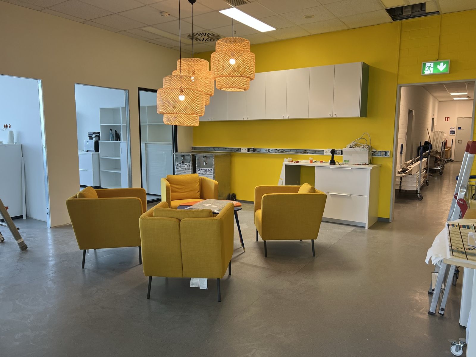 Lounge-Zone mit gelben Sesseln und warmer Beleuchtung