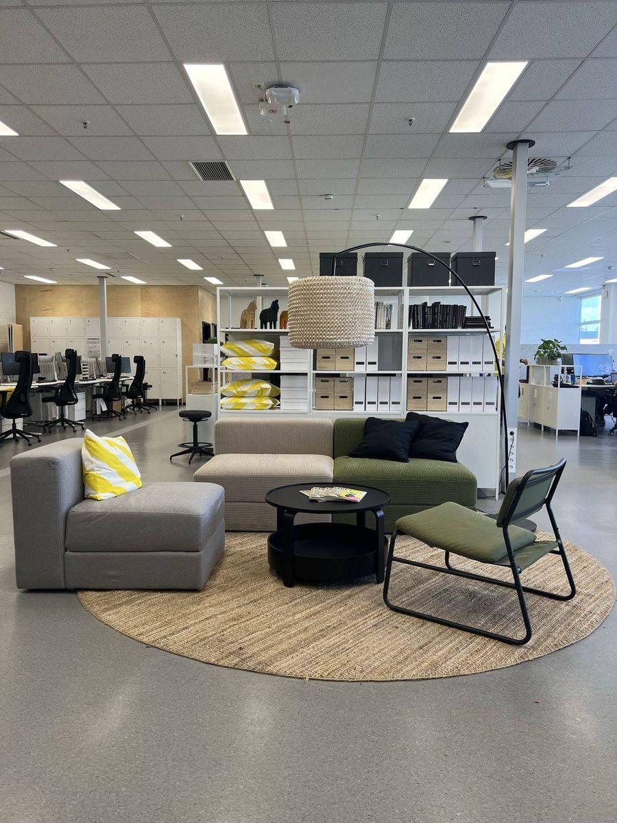 Lounge mit gemütlichem Sofa als Rückzugsort