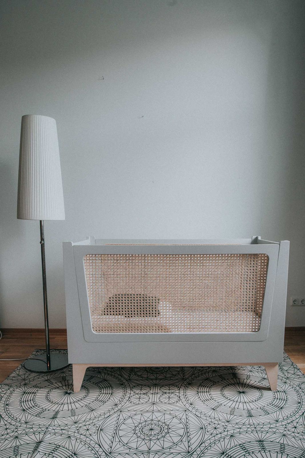 Nahaufnahme des Bettgitters mit geflochtenem Wiener Geflecht und abgerundeten Holzkanten