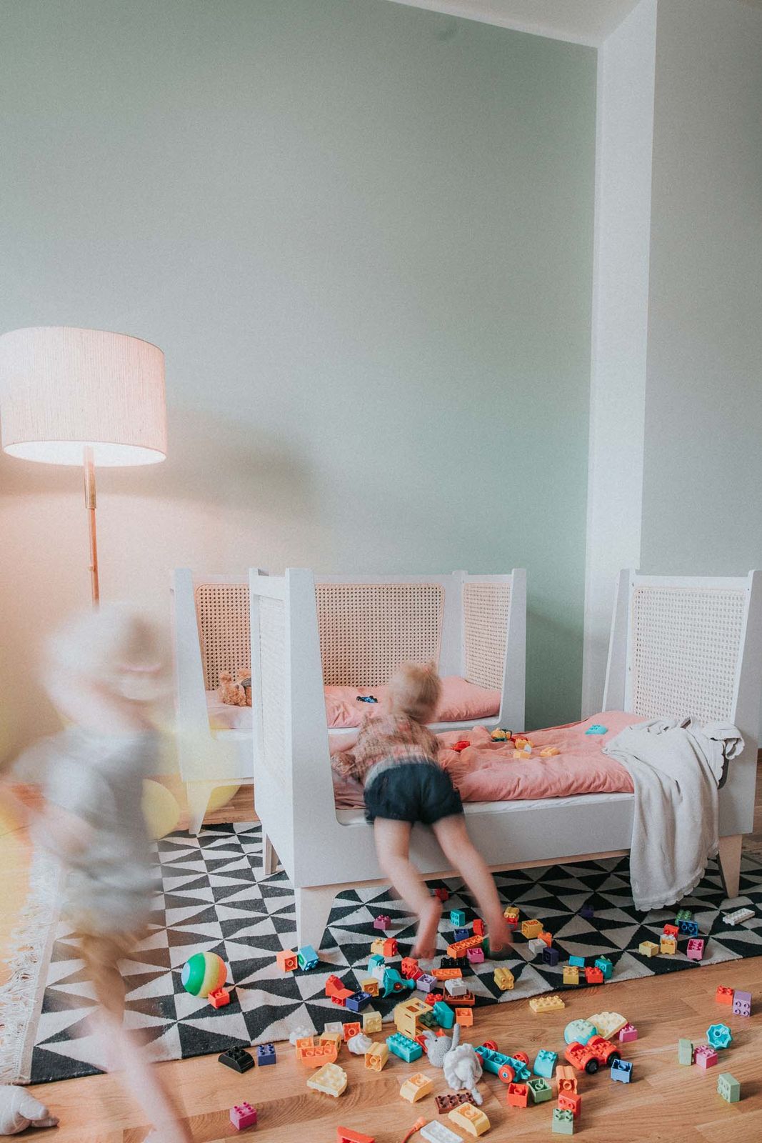 Räuber & Töchter Kinderbett: Maßgefertigtes Zwillingsbett für Kinder mit verspieltem Design