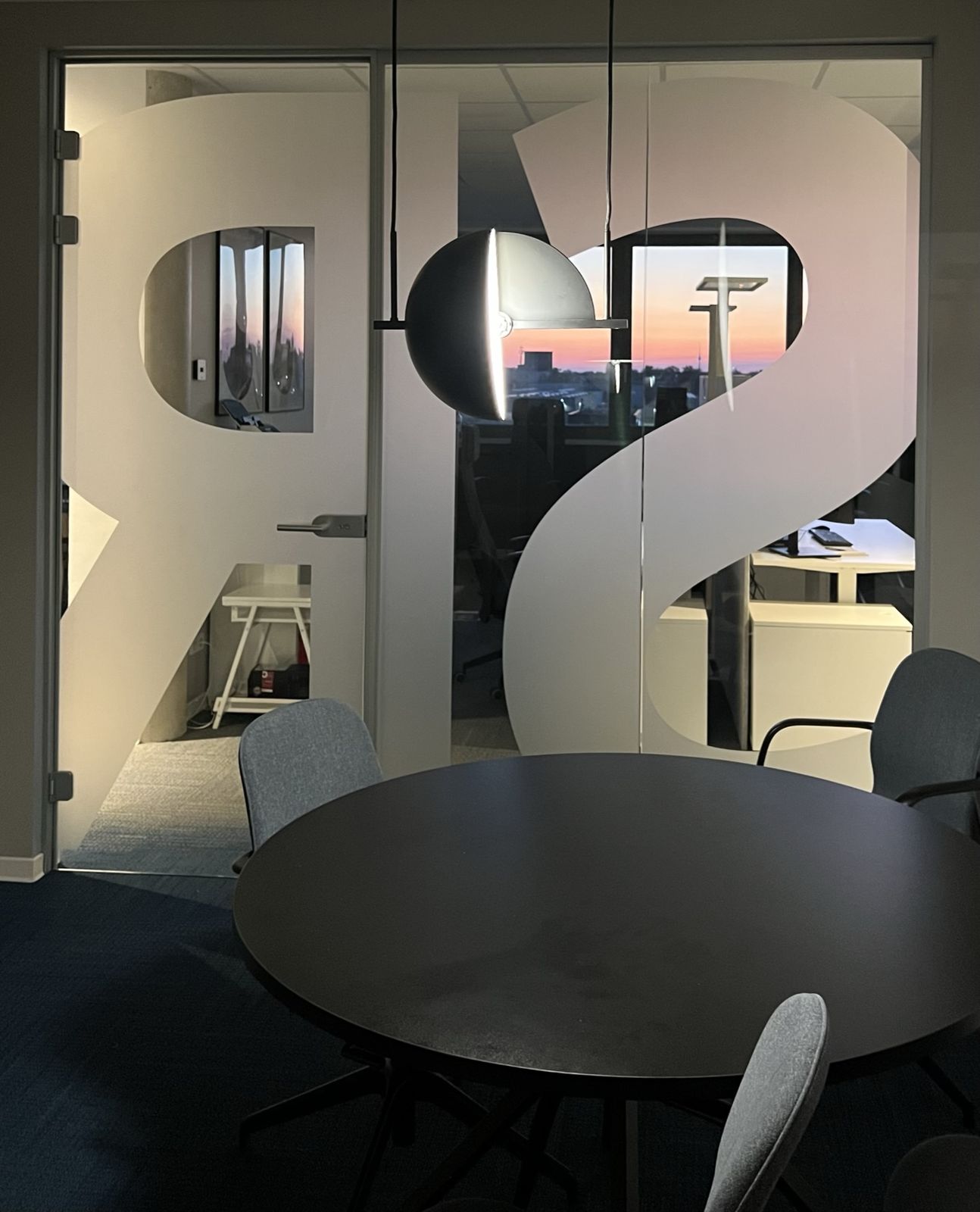 Besprechungsraum in Abendstimmung mit warmem Kunstlicht