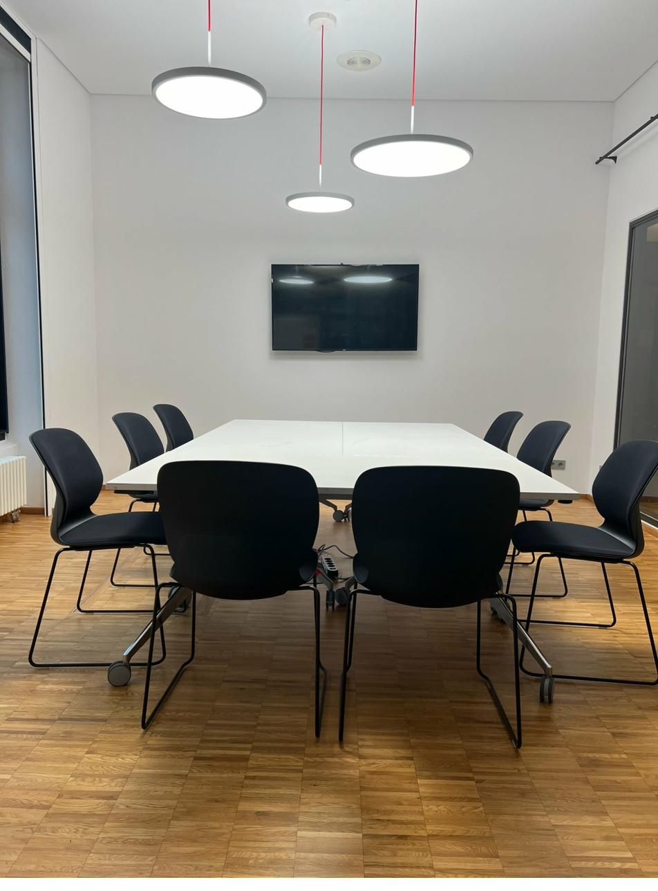 Heller Meetingraum mit klarer, reduzierter Einrichtung
