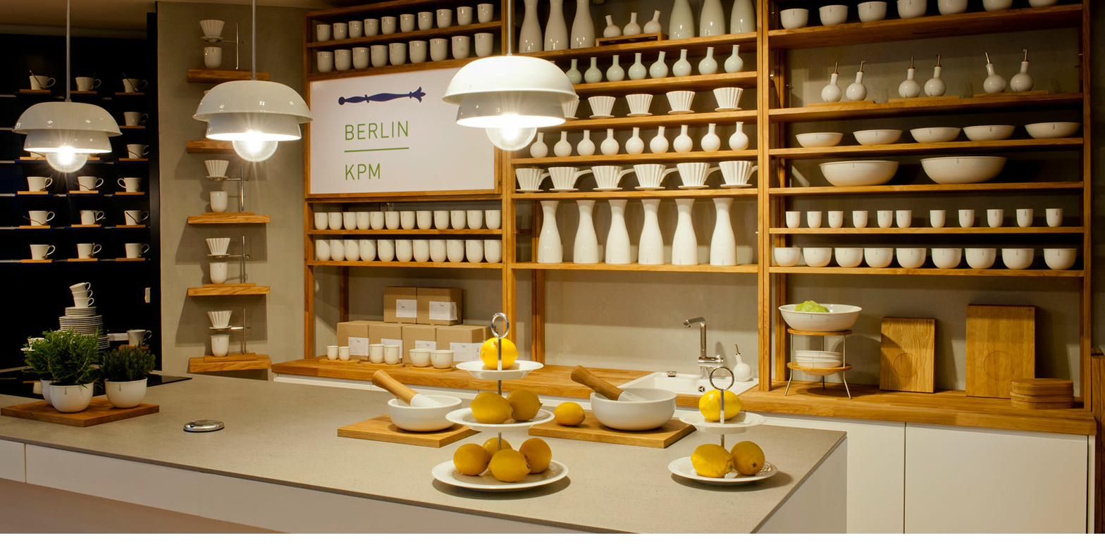 KPM Lab und Küche: offener Erlebnisraum mit Kochinsel und Porzellan-Präsentation