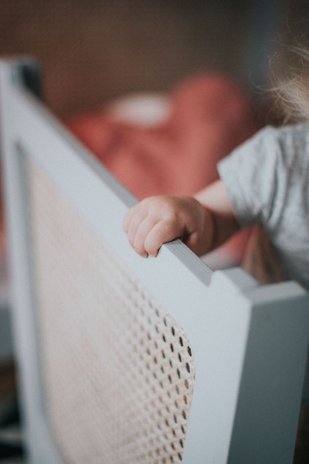 Hände flechten Wiener Geflecht in einen Holzrahmen, Nahaufnahme der Handarbeit