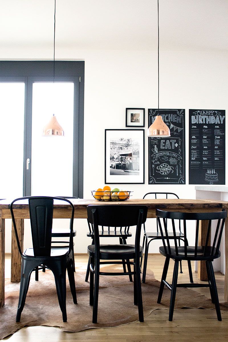 Privatwohnung Berlin — Essbereich mit Kupferlampen und gemischten Stuhltypen am Holztisch